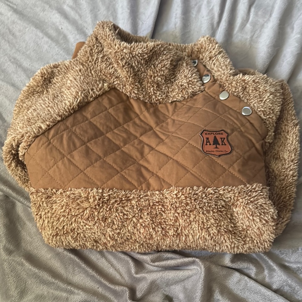 NWOT Alaska Chicks pullover